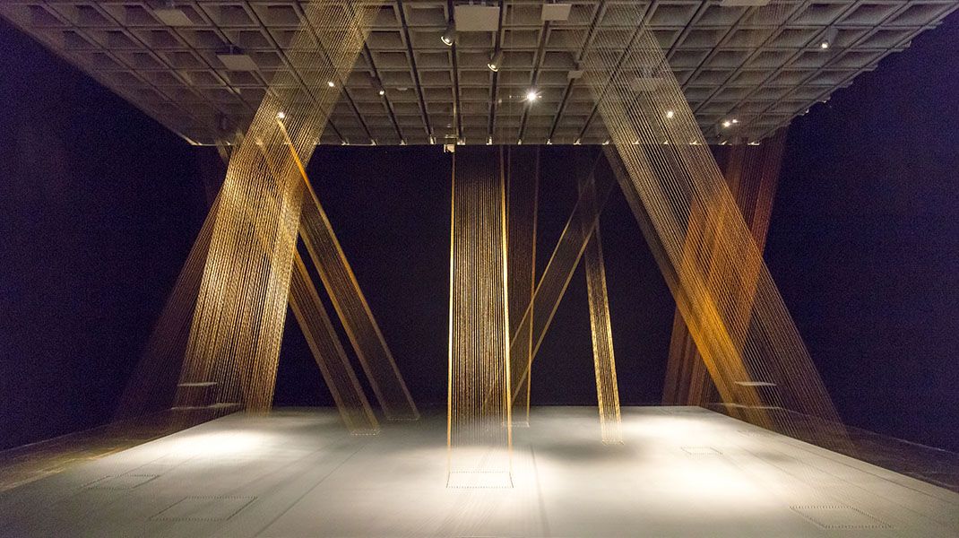 Lygia Pape, Ttéia 1, C 1976-2004; reconstruida en 2017. Hilo dorado, clavos, madera y luz. Vista de la instalación en el Met Breuer, Nueva York. Foto: Corrado Serra