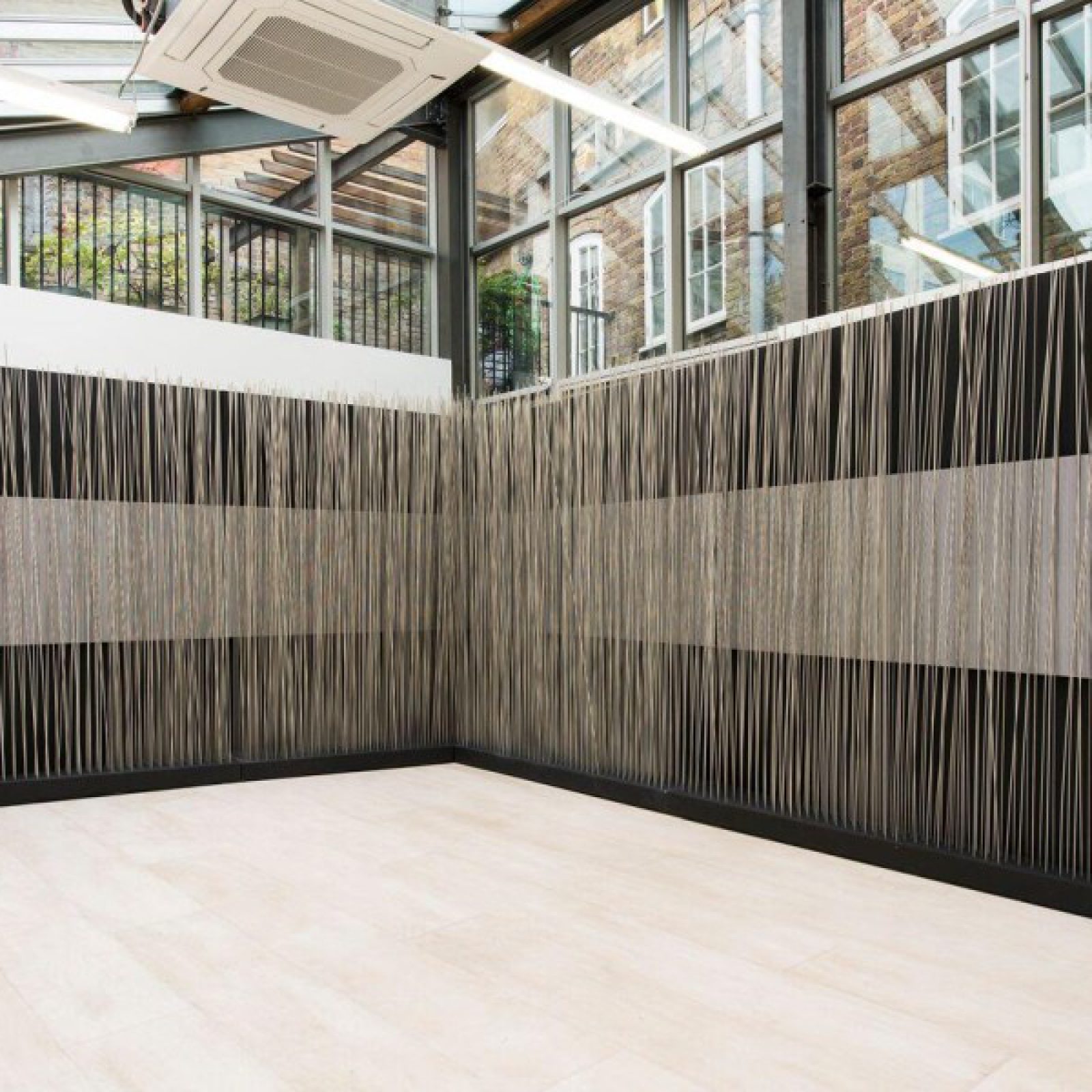 Jesús Rafael Soto (Venezuela), Mural Sonoro. Vista de la instalación en Cecilia Brunson Projects, Londres. Cortesía de la galería