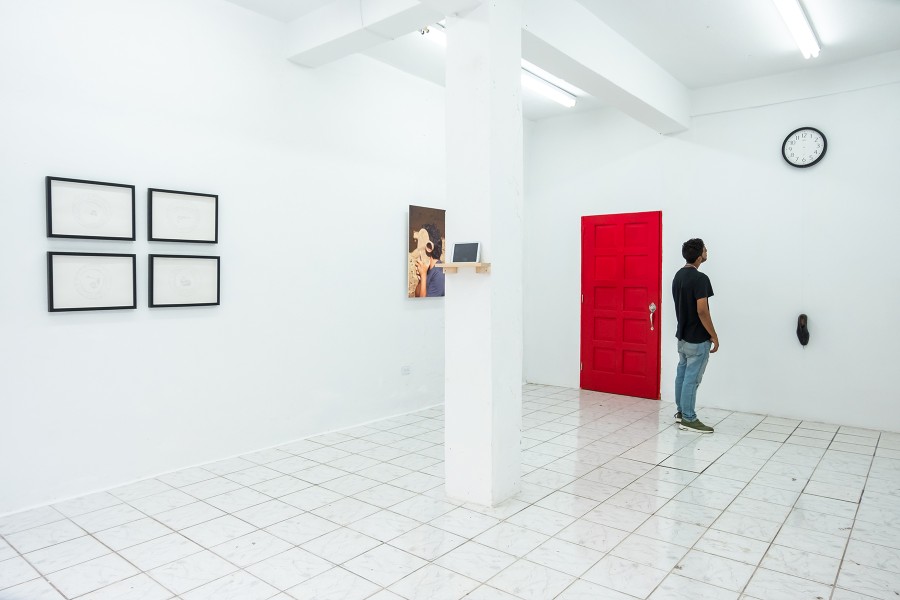 Vista de la exposición "Aquí estamos", de Ángel y Fernando Poyón, en Km 0.2, Santurce, Puerto Rico, 2017. Foto cortesía de Km 0.2