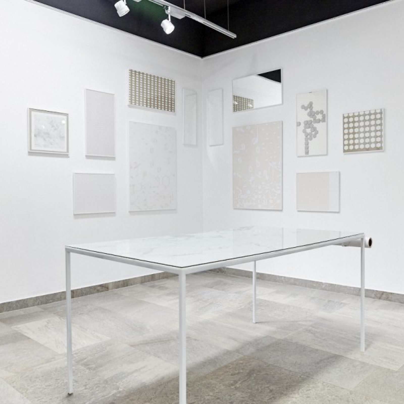 Vista de la exposición "El sentido del orden", de Luisa Granifo, en Galería NAC, Santiago de Chile, 2017. Cortesía de la artista y de la galería