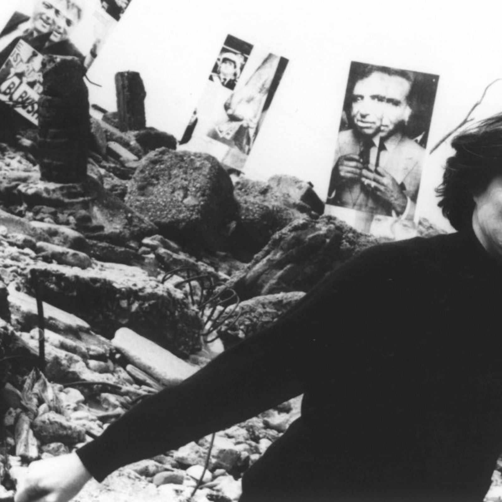 Liliana Maresca en la Costanera Sur con los paneles de la exposición Imagen pública - Altas esferas, 1993. Fotografía: Ludmila. Archivo Liliana Maresca