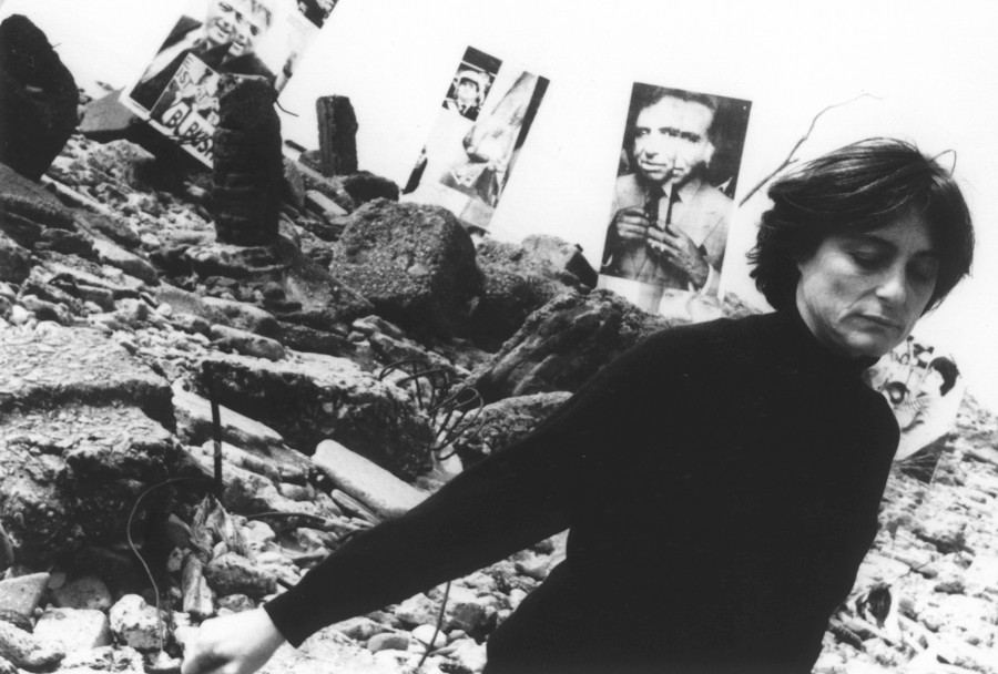 Liliana Maresca en la Costanera Sur con los paneles de la exposición Imagen pública - Altas esferas, 1993. Fotografía: Ludmila. Archivo Liliana Maresca