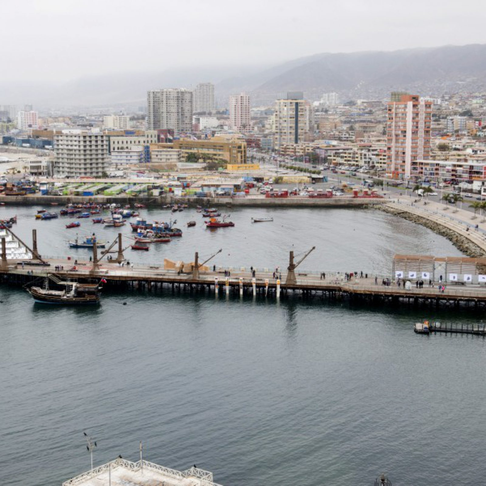 Vista del muelle histórico de Antofagasta con las obras de SACO6. Foto: Cristián Ochoa/Archivo SACO