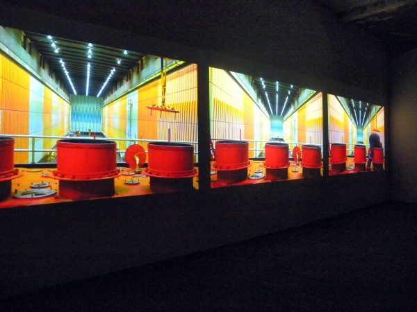 Alexander Apóstol, Contrato colectivo cromosaturado, 2012, video HD, instalación con tres pantallas, 45 min (en colaboración con Rafael Ortega)