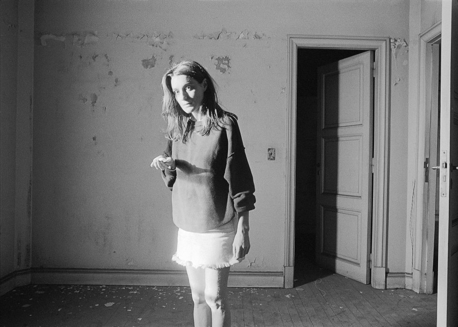 Sin título, de la serie “Liliana Maresca en el edificio Marconetti, Parque Lezama”, 1984. Fotoperformance. Fotografía: Marcos López. Imagen: Archivo Liliana Maresca