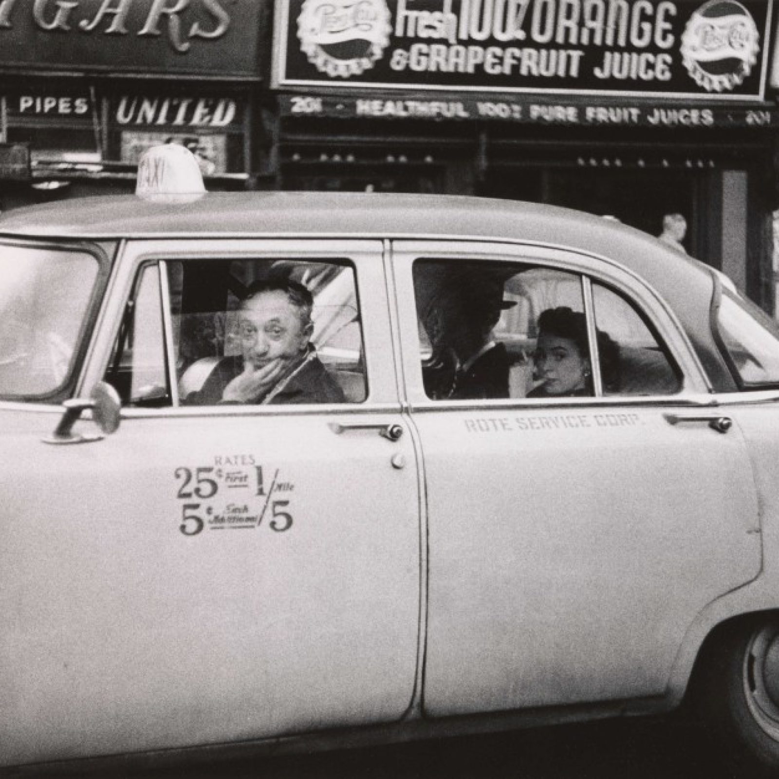 Diane Arbus, Taxista al volante con dos pasajeros, Ciudad de Nueva York, 1956. Impresión en gelatina de plata. The Metropolitan Museum of Art © The Estate of Diane Arbus, LLC. Todos los derechos reservados