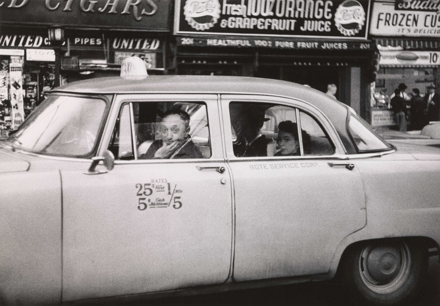 Diane Arbus, Taxista al volante con dos pasajeros, Ciudad de Nueva York, 1956. Impresión en gelatina de plata. The Metropolitan Museum of Art © The Estate of Diane Arbus, LLC. Todos los derechos reservados