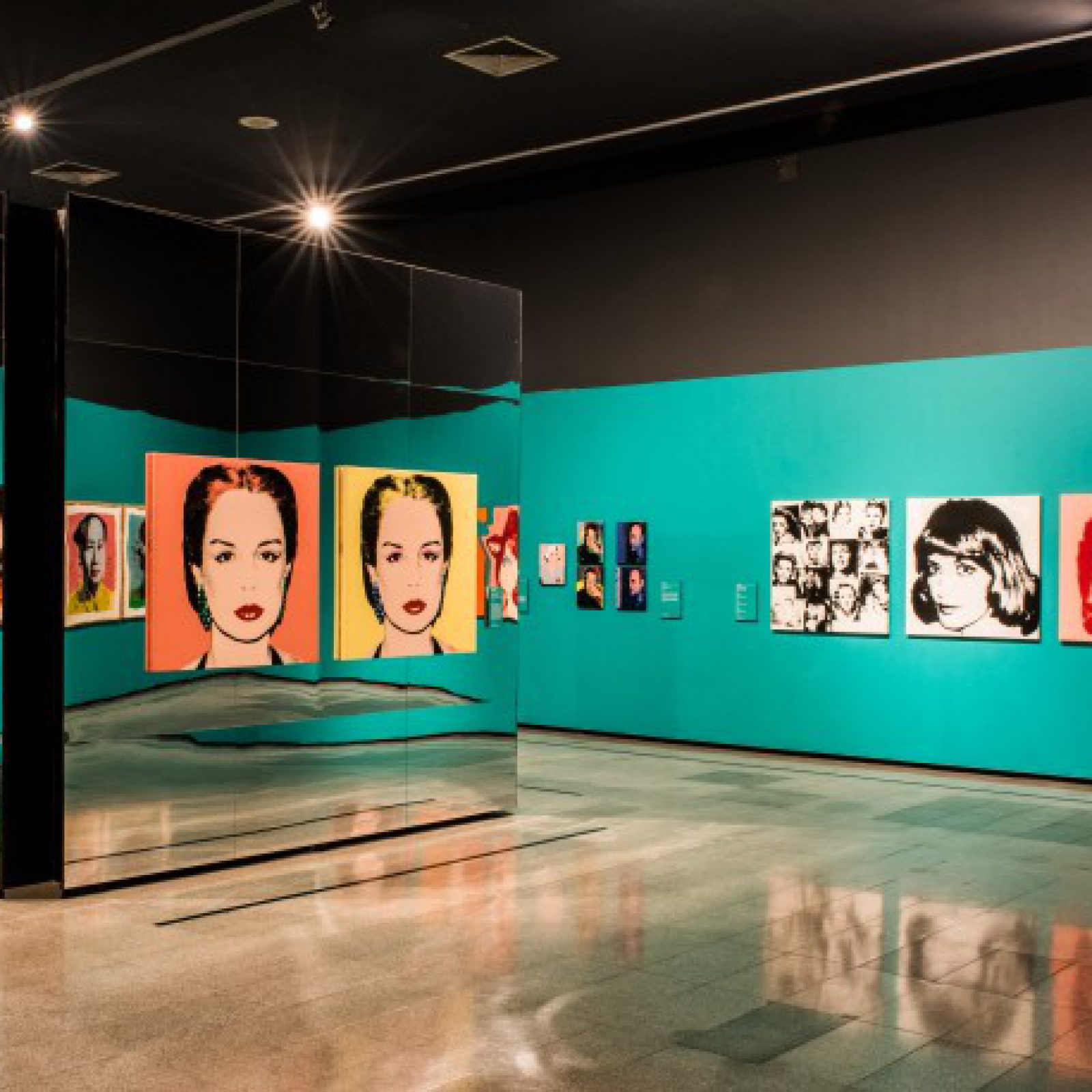Vista de la exposición "Andy Warhol. Ícono del Pop" en el Centro Cultural La Moneda. Foto cortesía del CCPLM