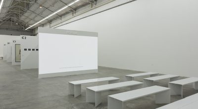 Vista de la exposición "Nuevos pensamientos imbéciles", de Martín Legón, en Barro, Buenos Aires, 2017. Foto cortesía del artista y la galería