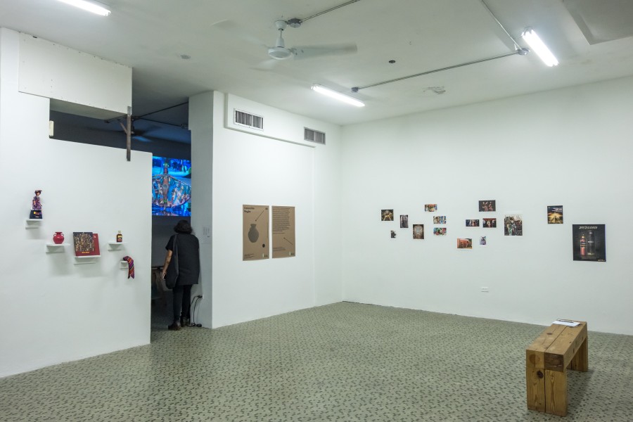 Vista de la exposición "Colección Poyón", de Ángel y Fernando Poyón, en El Lobi, Santurce, Puerto Rico, 2017. Foto cortesía de Km 0.2