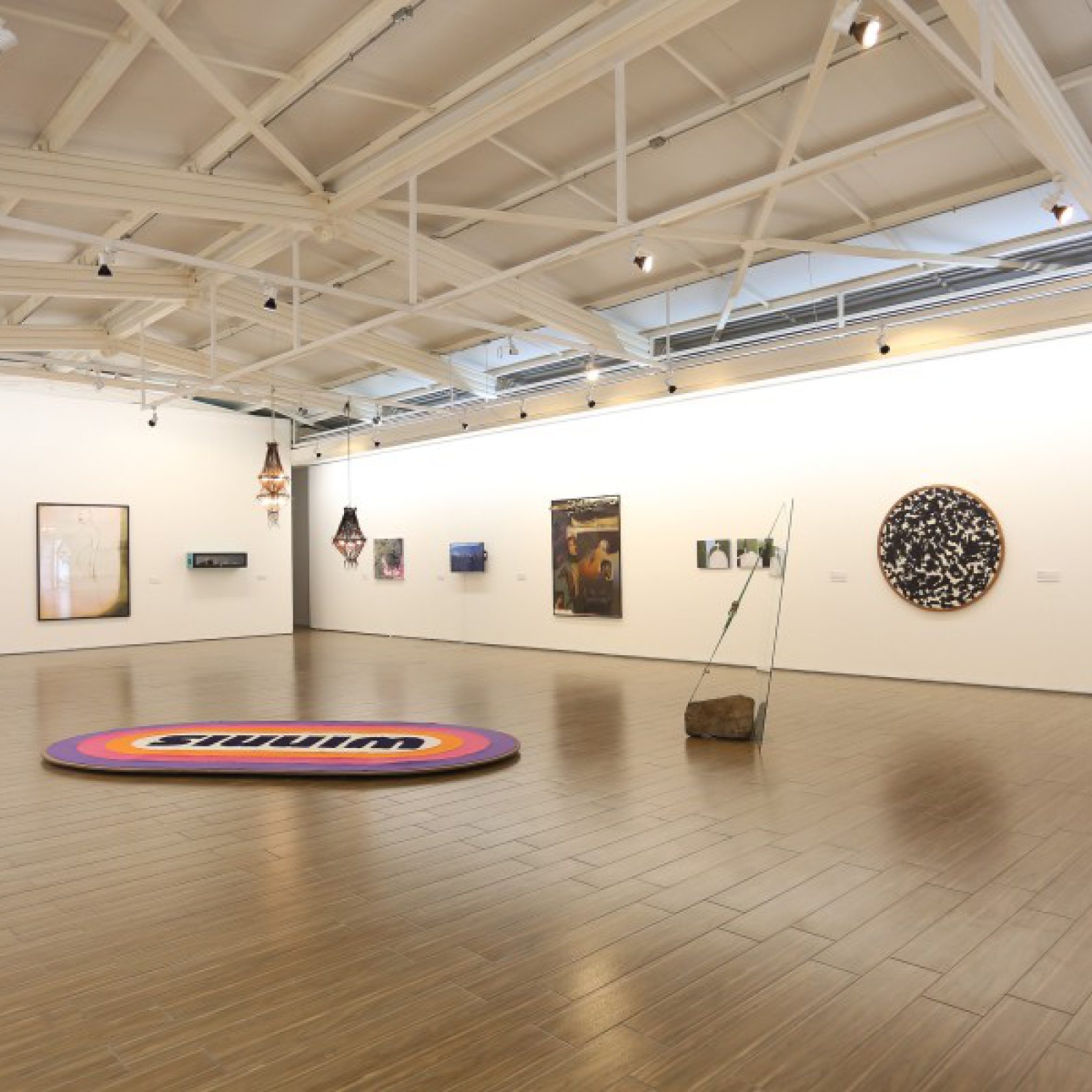 Vista de la exposición "Lo que ha dejado Huellas", Colección de la Galería Gabriela Mistral (CNCA) en el Centro Nacional de Arte Contemporáneo Cerrillos, Santiago de Chile, 2017. Foto: Natalia Espina/CNCA