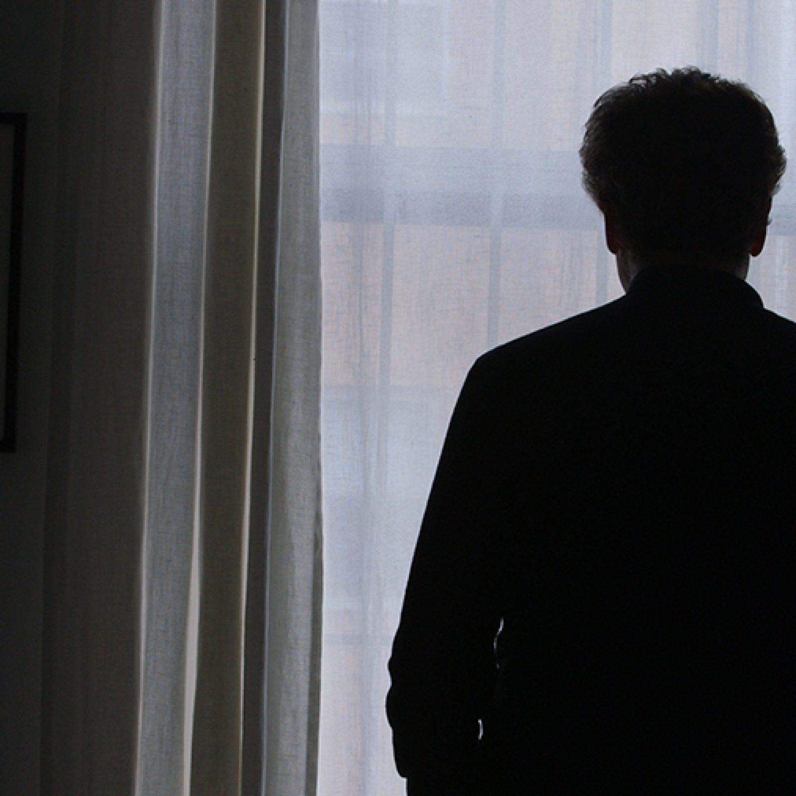 El artista Alfredo Jaar, en el documental JAAR. El lamento de las imágenes, de Paula Rodríguez. Foto: cortesía Errante Producciones.