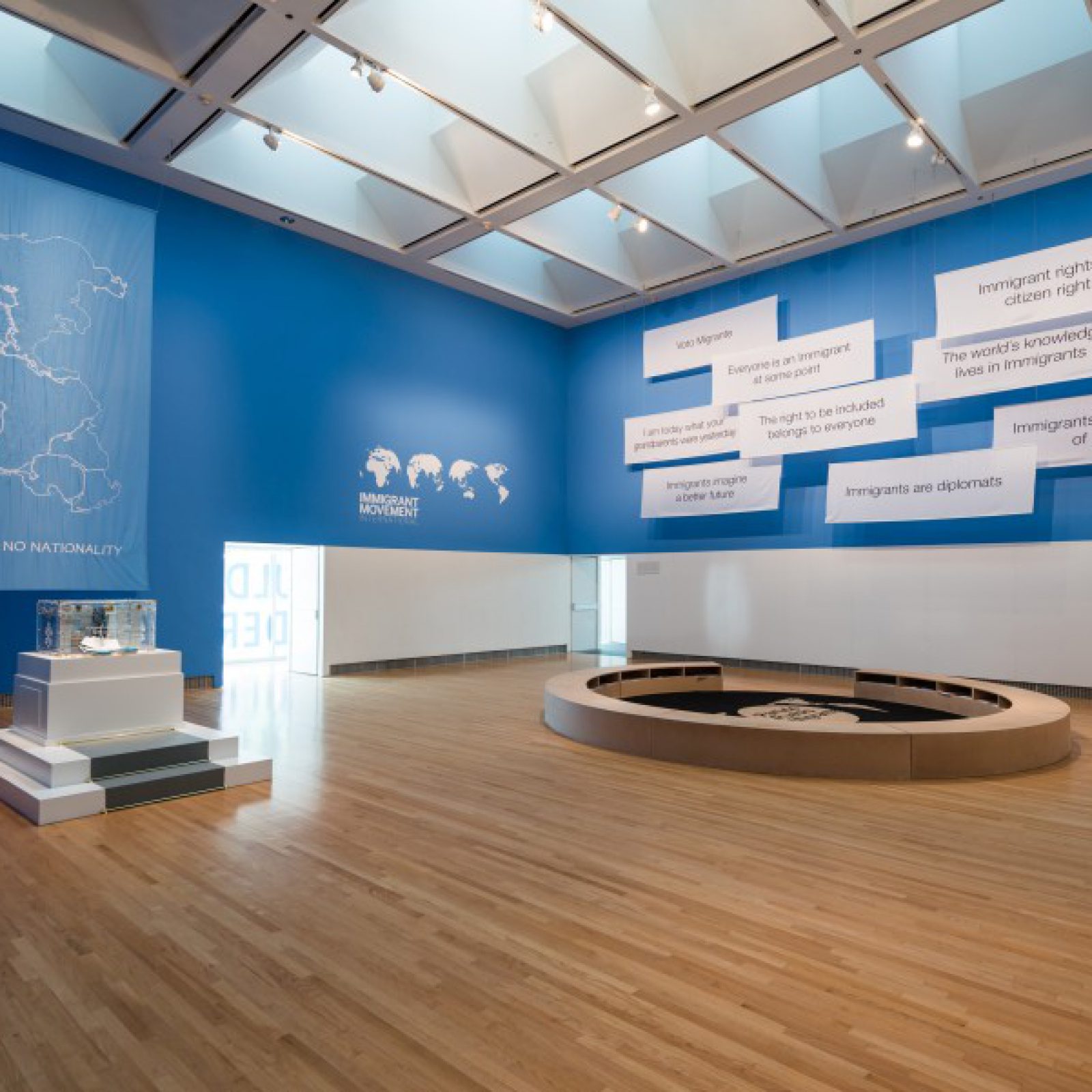Tania Bruguera, Immigrant Movement International, 2010–presente. Vista de la instalación en Tania Bruguera: Talking to Power / Hablándole al Poder, Yerba Buena Center for the Arts, San Francisco, 2017. Cortesía: Yerba Buena Center for the Arts. Foto: Charlie Villyard.