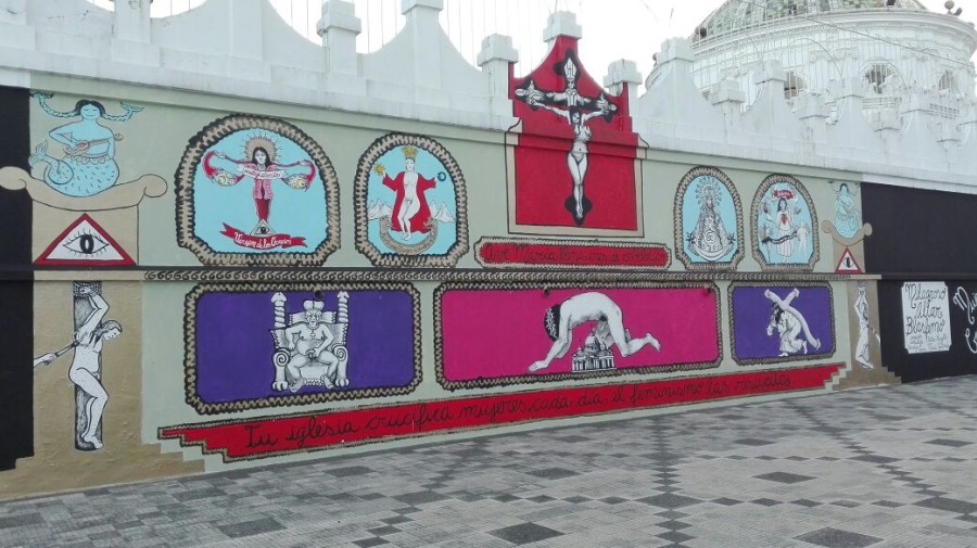 Vista del Milagroso Altar Blasfemo (2017) de Mujeres Creando, Quito, CCM. Fotografía cortesía de Paralaje.xyz