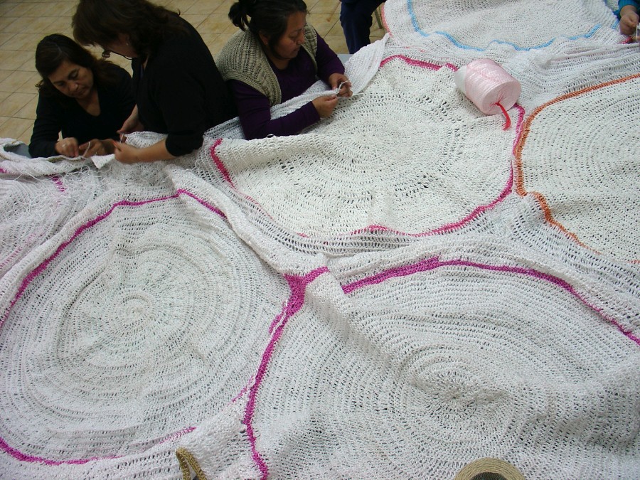 Catalina Bauer. Registro del proceso de tejido de Chacra, 2009, en La casa de la Mujer de Huamachuco en Renca. Cortesía de la artista