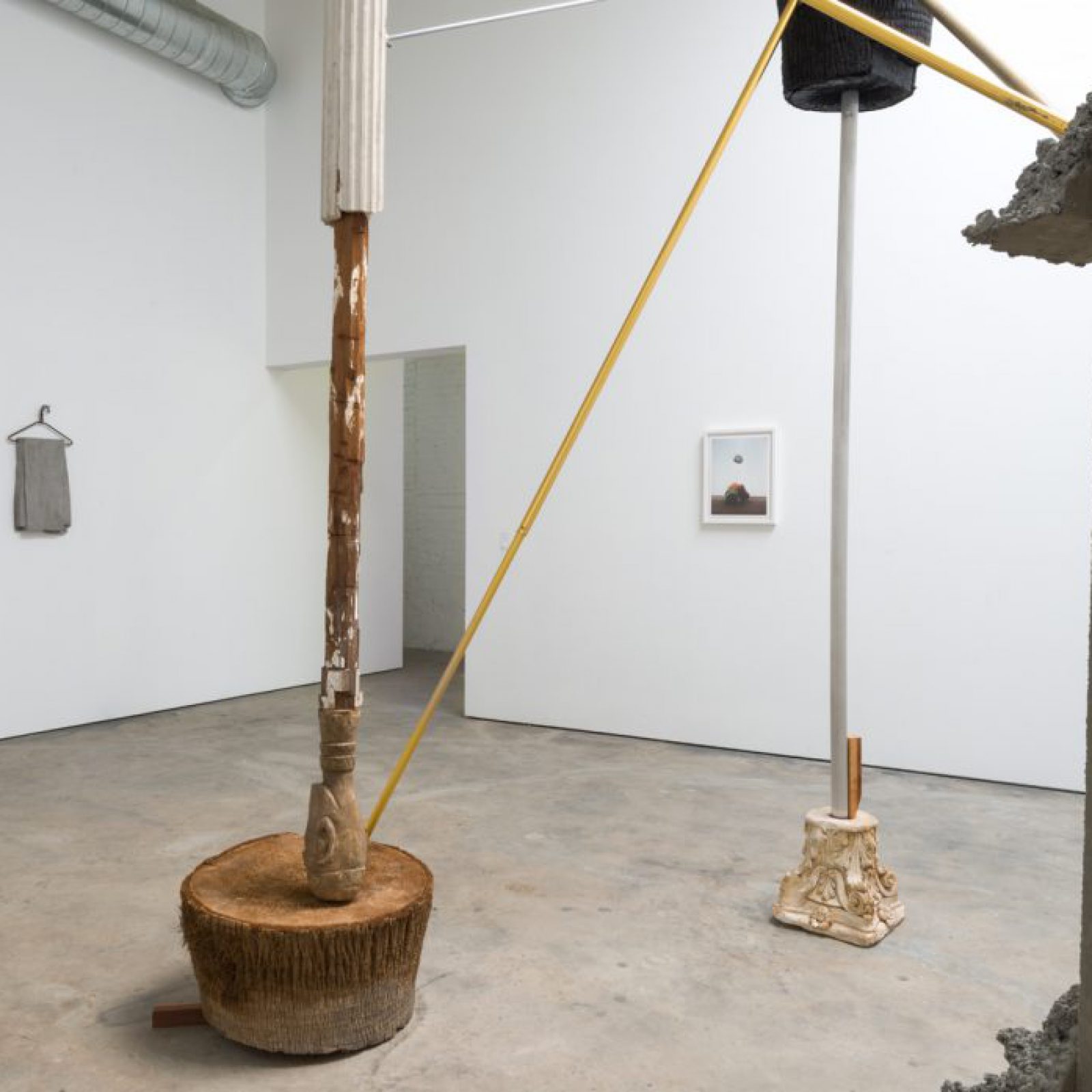 Vista de la muestra Outside the Garden de Alejandro Almanza Pereda en Ibid Gallery, Los Ángeles, Estados Unidos. Foto: cortesía de la galería.