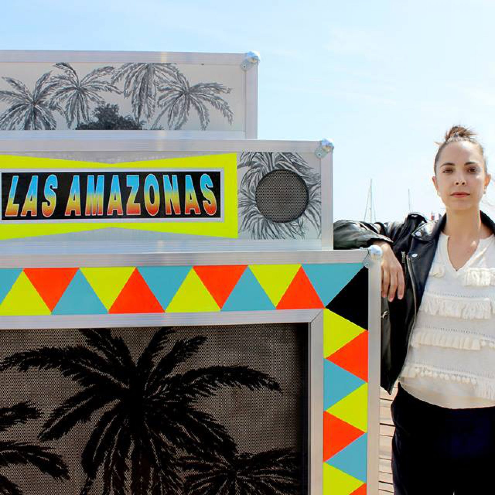 Adriana Ciudad con su obra "Las Amazonas ¿Amor o Carne?", 2017, parte de la muestra "Amor. Decadencia y Resistencia", de la sexta versión de la Semana de Arte Contemporáneo (SACO), Antofagasta. Foto: Lilyan Soledad Pizarro Pérez