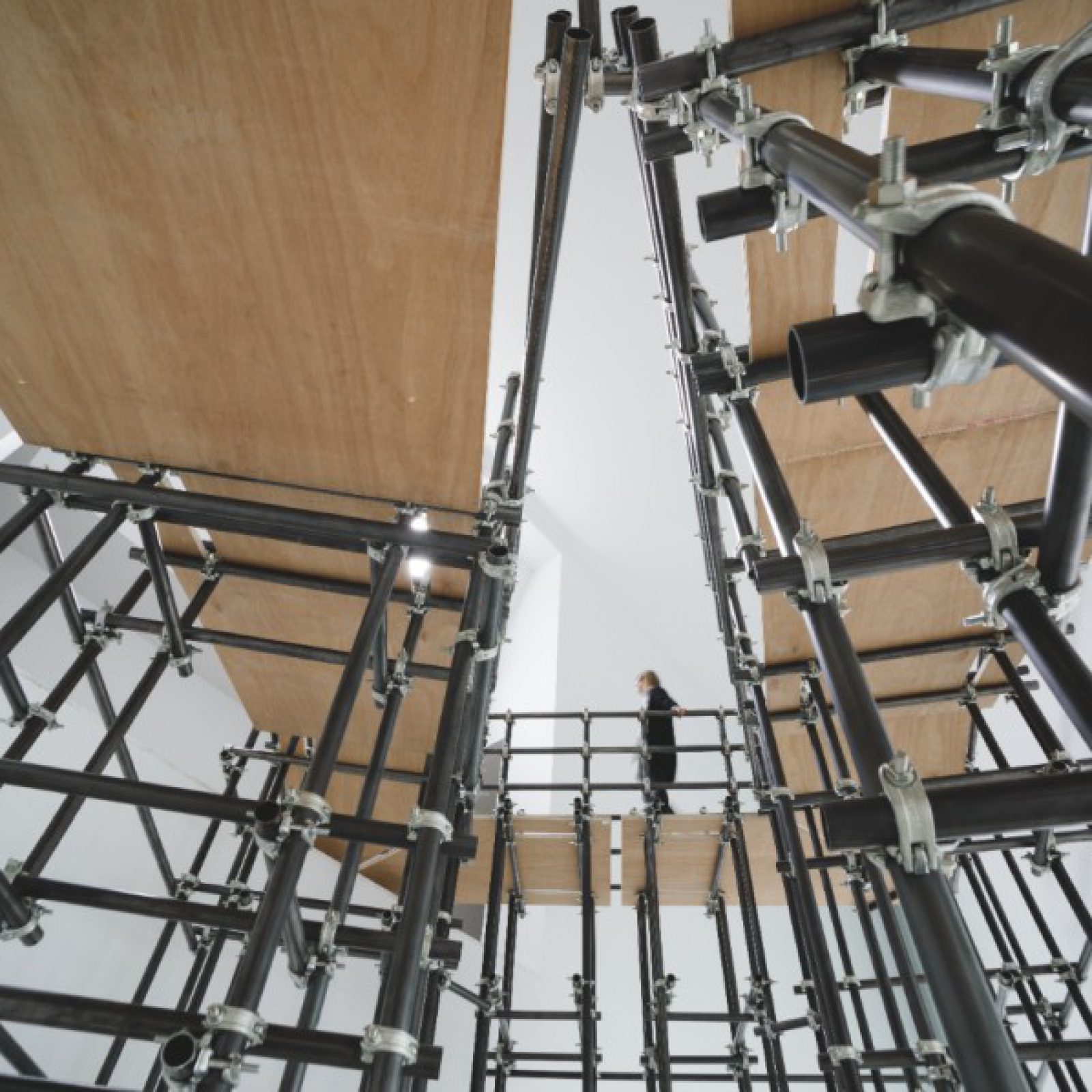 Detalle del site-specific Proceso de inicio (2017) de Luciana Lamothe, parte de la muestra Lugar: contingencias de uso, en el Centro Galego de Arte Contemporánea de Santiago de Compostela, España. Foto: cortesía CGAC.