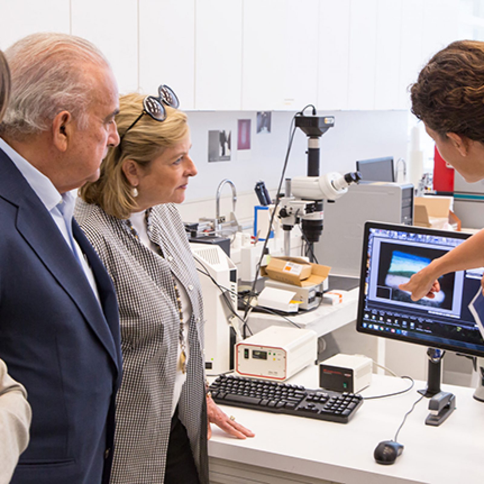 Patricia y Gustavo Cisneros y Ainhoa Grandes Massa visitando el Departamento de Ciencias el Getty Conservation Institute. Cortesía: CPPC