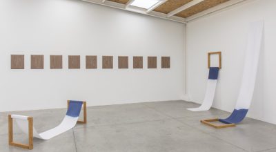 Vista de la exposición "Podium" en Instituto de Visión, Bogotá, 2017. Cortesía de la galería