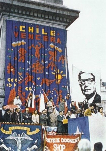 John Dugger, Chile Vencera Banner, 1974, textile, mixed media. Installation view at Trafalgar Square © John Dugger