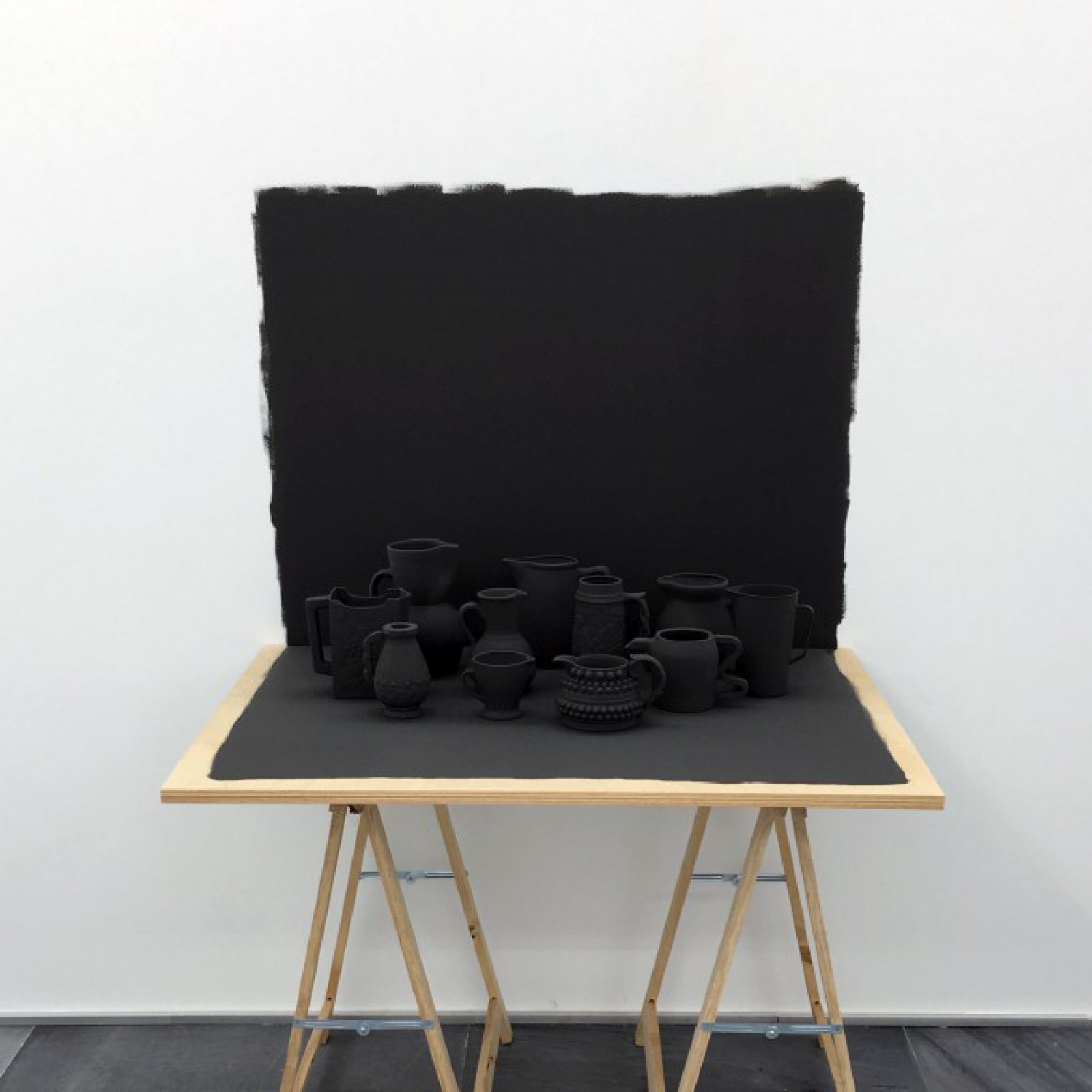 Grey Table (2017), instalación parte de la muestra Setting the Record Straight (Dejando constancia de la medida correcta) de Miguel Ángel Gaüeca en Galería Espacio Mínimo, Madrid. Foto: cortesía de la galería.