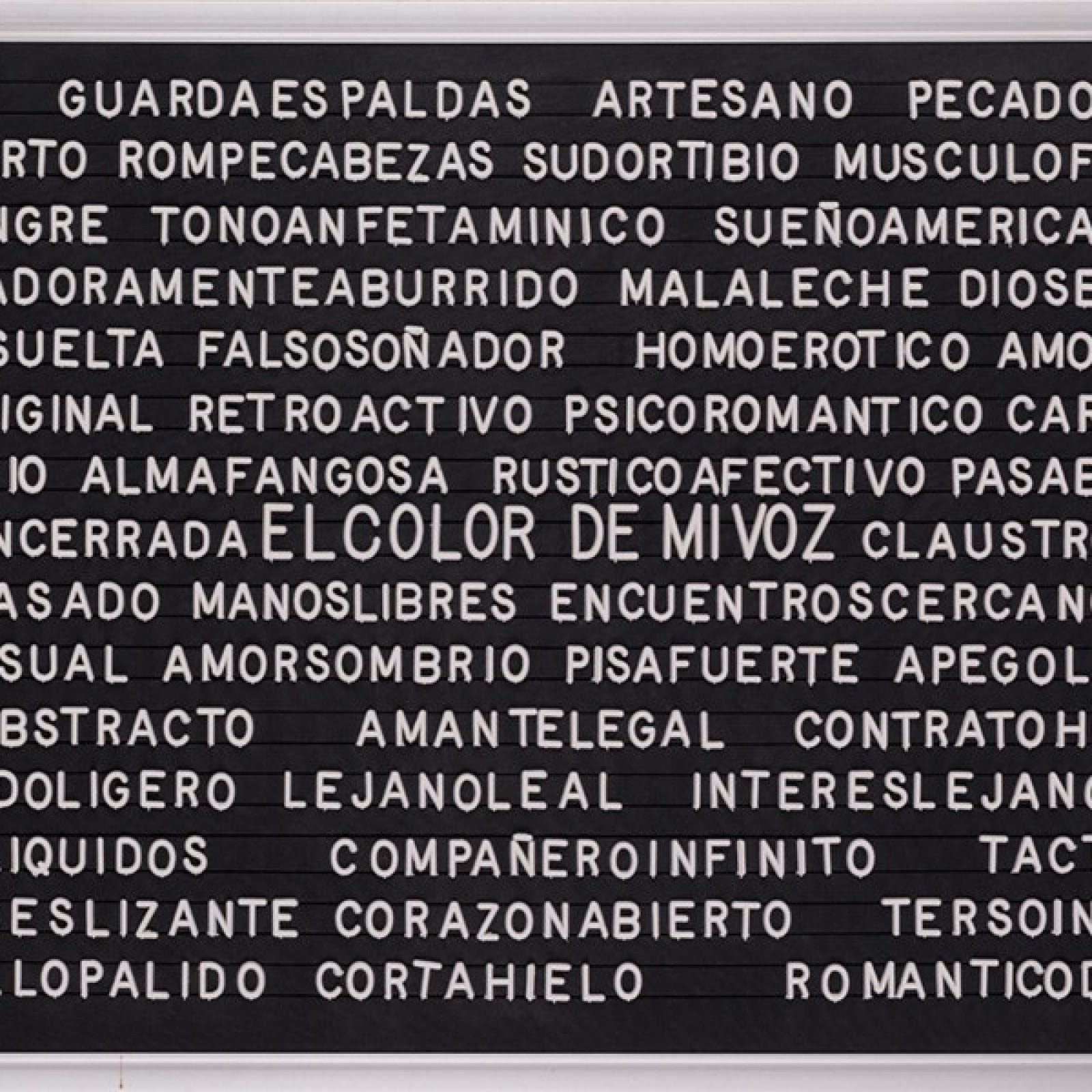 Jorge Julián Aristizábal, El color de mi voz, 2016, letras plásticas sobre tablero metálico, 40 x 60 cm. Nota: La participación de La Galería de la Oficina es un homenaje a su director Alberto Sierra. Cortesía: ARTBO 2017