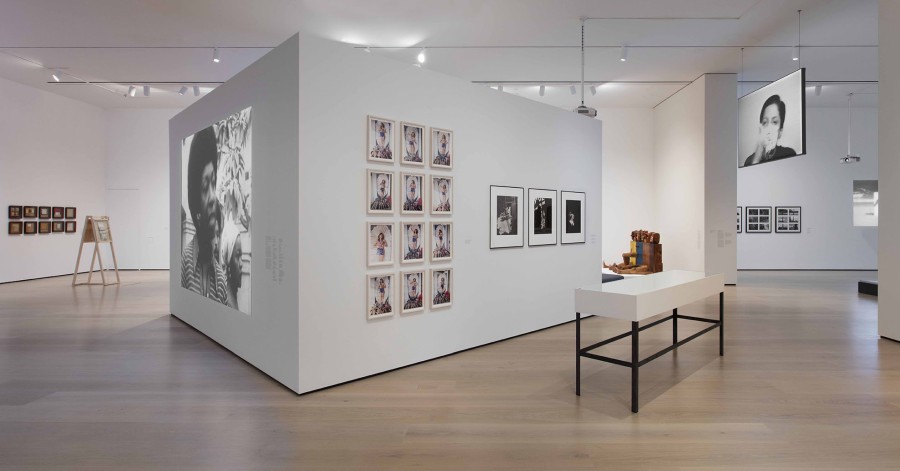 Vista de la exposición Radical Women: Latin American Art, 1960-1985. Sección "Autorretratos". Hammer Museum, Los Angeles, 2017. Foto: Brian Forrest