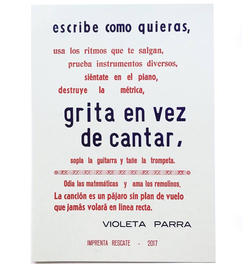 Imprenta Rescate. Celebración de la existencia de Violeta Parra a través de estos consejos impresos con tipos móviles de madera y de plomo, con los colores de su Chile. Cortesía: Imprenta Rescate, Argentina