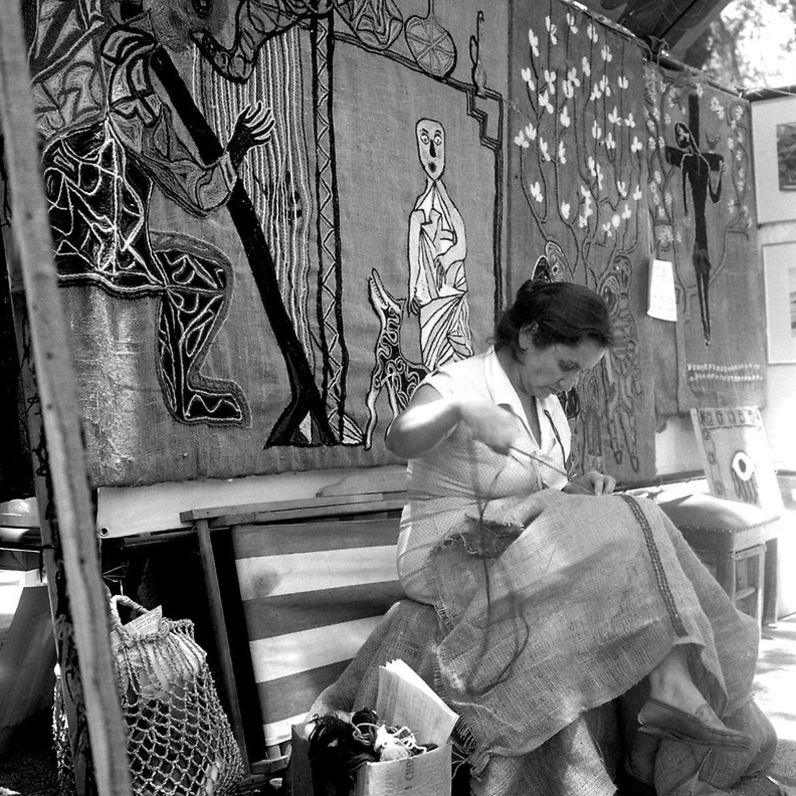 Mario Guillard retrata a Violeta Parra bordando en la Feria Artes Plásticas del Parque Forestal de 1960. Cortesía: Archivo Central Andrés Bello.