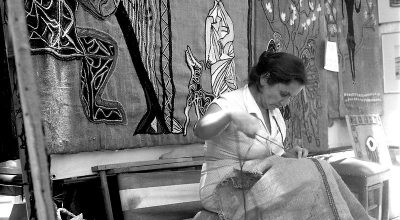Mario Guillard retrata a Violeta Parra bordando en la Feria Artes Plásticas del Parque Forestal de 1960. Cortesía: Archivo Central Andrés Bello.