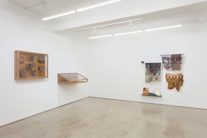 Ishmael Randall Weeks. Vista de la exposición "Annotations, Striations, and Souvenirs", en  Van Doren Waxter, Nueva York, 2017. Cortesía de la galería