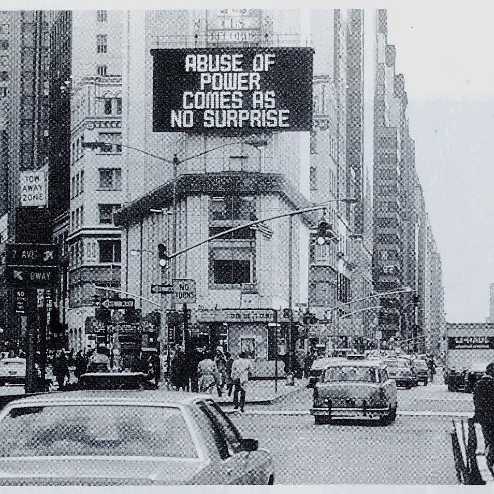 Imagen destacada: Jenny Holzer, Abuse of Power Comes As No Surprise (1982). Foto: John Marchael. Cortesía: Jane Dickson. © Jenny Holzer, Artists Rights Society (ARS), New York.