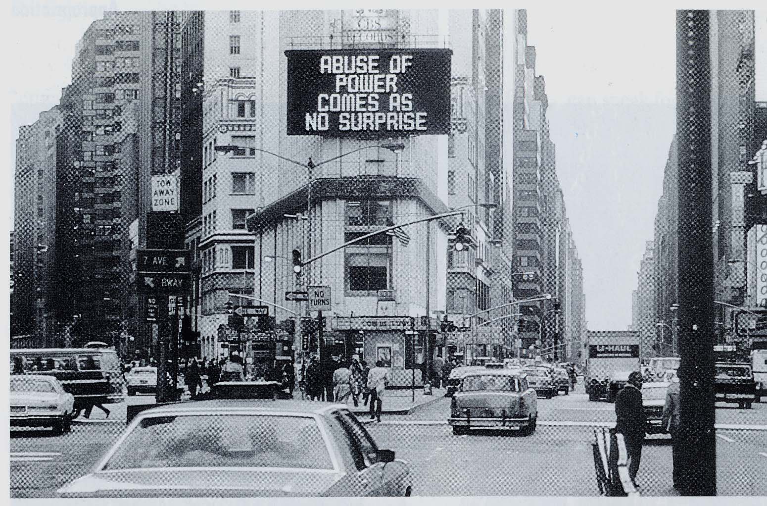 Imagen destacada: Jenny Holzer, Abuse of Power Comes As No Surprise (1982). Foto: John Marchael. Cortesía: Jane Dickson. © Jenny Holzer, Artists Rights Society (ARS), New York.