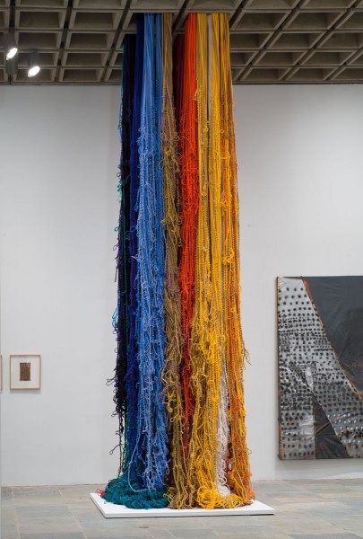 Pillar of Inquiry/Supple Column, 2013-2014, de Sheila Hicks. Whitney Biennial 2014, Whitney Museum of American Art, NY. Colección de la artista. Cortesía: Sikkema Jenkins & Co., NY. Foto: Bill Orcutt