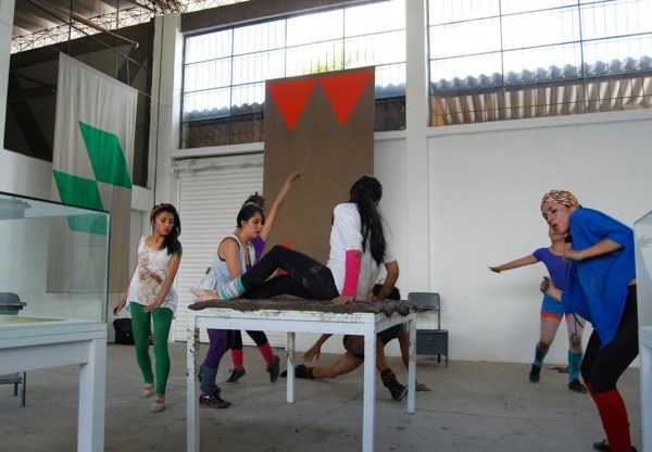 Registro del performance The School of Narrative Dance (Cuenca, 2014), de Marinella Senatore. Foto: Felipe Mujica