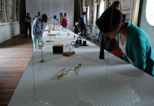 Manuela Ribadeneira, El arte de navegar: Objetos de duda y de certeza, 2011- 2014, instalación compuesta por una mesa y entre 47 y 50 objetos. Foto: Felipe Mujica