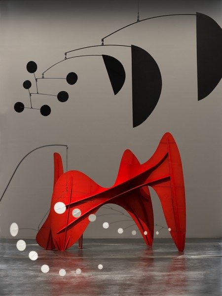 Vista de la exposición Calder and Abstraction: From Avant-Garde to Iconic, Los Angeles County Museum of Art (LACMA), 2014 © Calder Foundation, Nueva York, Artists RIghts Society (ARS), NY. Foto: © Fredrik Nilsen