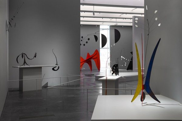 Vista de la exposición Calder and Abstraction: From Avant-Garde to Iconic, Los Angeles County Museum of Art (LACMA), 2014 © Calder Foundation, Nueva York, Artists RIghts Society (ARS), NY. Foto: © Fredrik Nilsen