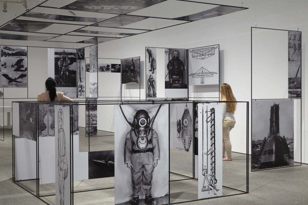 Richard Hamilton, vista de sala con la instalación Man, Machine and Motion, 1955, Museo Reina Sofía, 2014. Foto: Joaquín Cortés / Román Lores