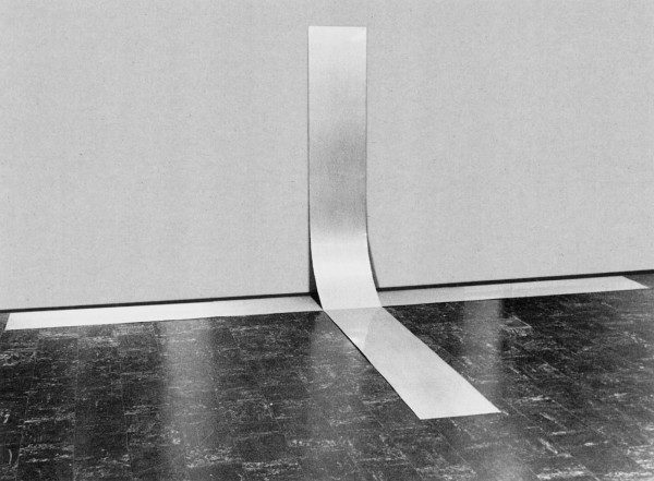 David Lamelas, Situación de cuatro placas de aluminio, 1966, reconstruido en 2014, cuatro paneles de aluminio, dimensiones variables, 250 x 31,3 cm cada panel. Cortesía del artista y Sprüth Magers Berlin y Londres; Jan Mot, Bruselas y Maccarone, Nueva York © David Lamelas