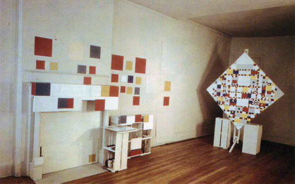 El estudio de Mondrian en 15 East 59th Street, Nueva York. En la imagen, la obra Victory Boogie Woogie. Tomada por Harry Holtzman pocos días después de la muerte de Mondrian, el 1 de febrero de 1944. Imagen vía <a href="http://onmondrian.blogspot.com/">On Mondrian</a>