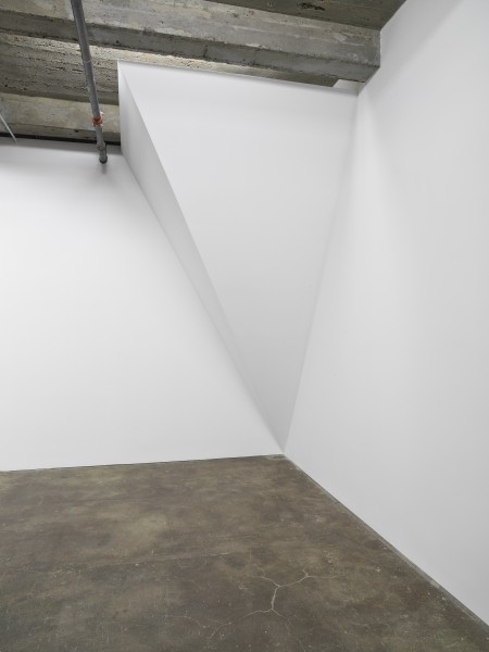 David Lamelas, Corner Piece, 2012, placas de yeso (sheetrock) y clavos de metal, 12 x 6 x 6 pies

