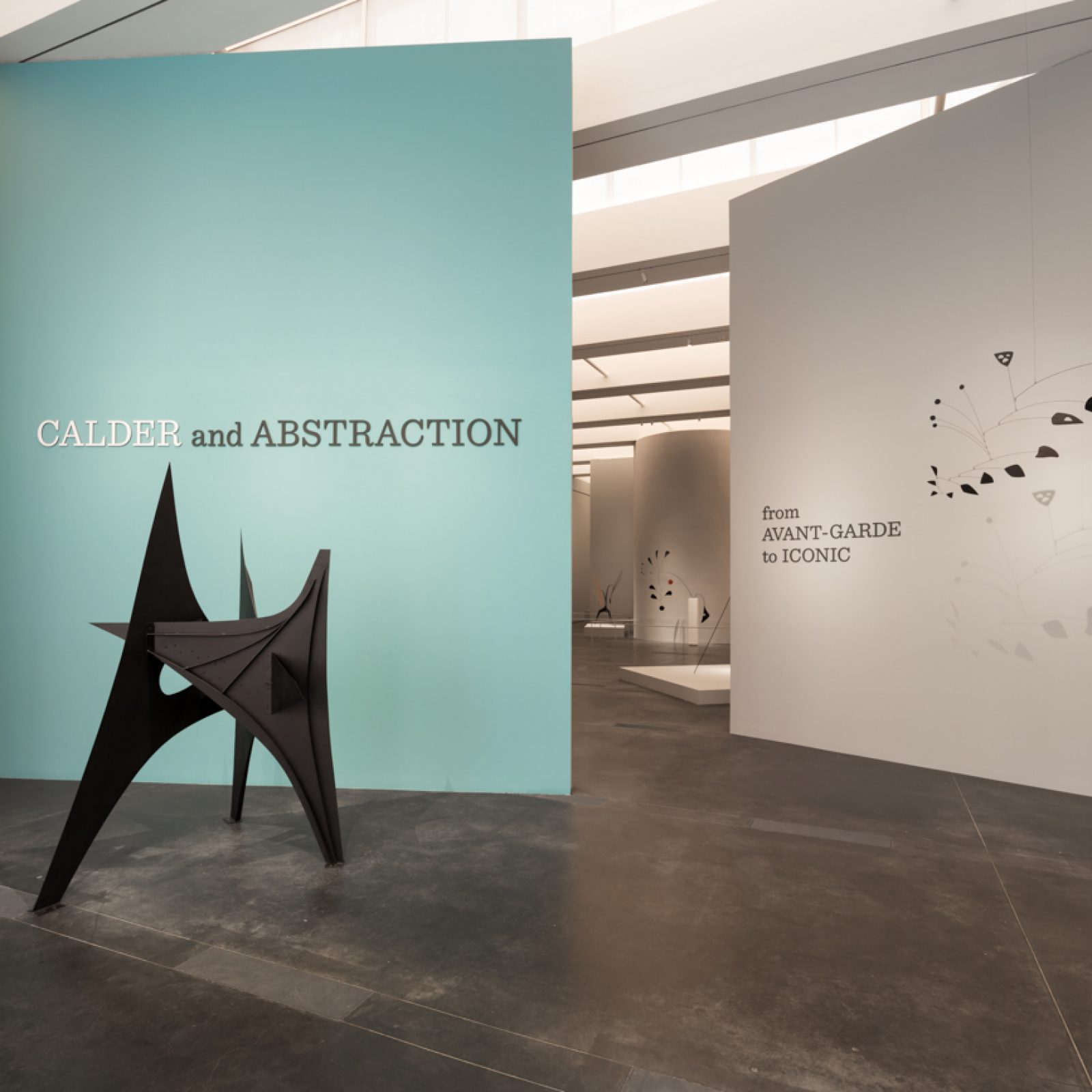 Vista de la exposición Calder and Abstraction: From Avant-Garde to Iconic, Los Angeles County Museum of Art (LACMA), 2014 © Calder Foundation, Nueva York, Artists RIghts Society (ARS), NY. Foto: © Fredrik Nilsen