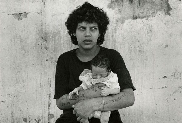Adriana Lestido, Mujer prisionera con su hija, Argentina, 1991-1992. Colección Leticia y Stanislas Poniatowski. © Adriana Lestido