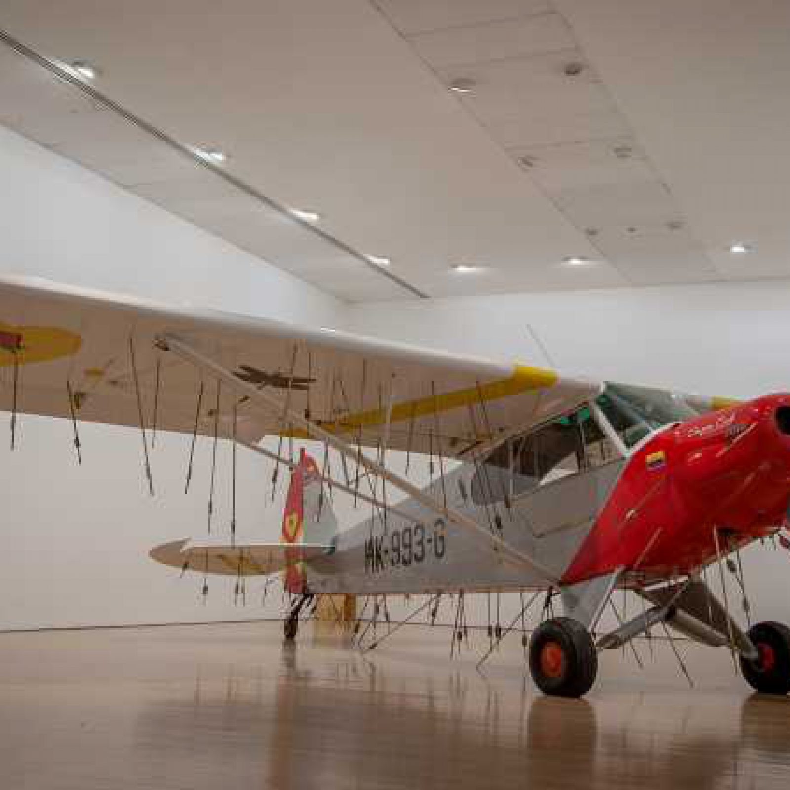 Avión (2011) de Los Carpinteros, parte de su muestra La cosa está candela en el Museo de Arte Miguel Urrutia, Bogotá. Foto: Daniel Martín Corona; cortesía de Fortes D’ Aloia & Gabriel, Sao Paulo.