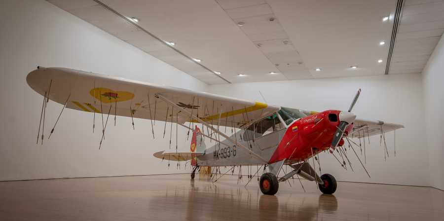 Avión (2011) de Los Carpinteros, parte de su muestra La cosa está candela en el Museo de Arte Miguel Urrutia, Bogotá. Foto: Daniel Martín Corona; cortesía de Fortes D’ Aloia & Gabriel, Sao Paulo.