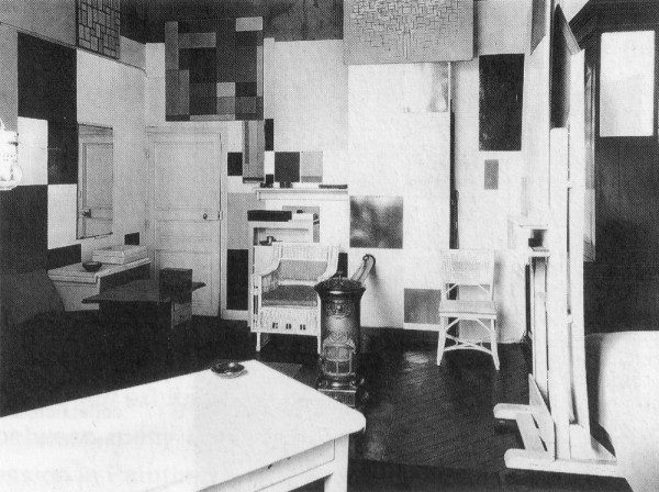 Estudio de Piet Mondrian en 26 rue du Départ, París, fotografiado por Paul Delbo, 1926. Cortesía: RKD Images, La Haya