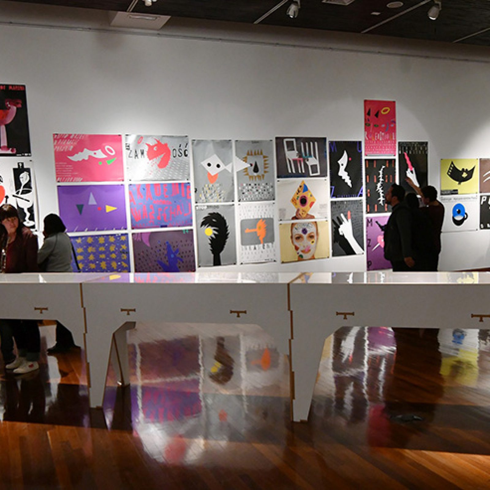 Vista de la muestra Afiches de Colección en el Centro Cultural Gabriela Mistral (GAM), Santiago de Chile. Foto: cortesía GAM.