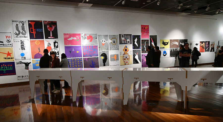 Vista de la muestra Afiches de Colección en el Centro Cultural Gabriela Mistral (GAM), Santiago de Chile. Foto: cortesía GAM.
